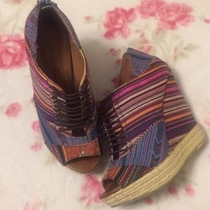 Chinese laundry wedges🌈